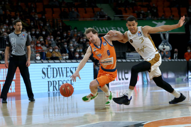 巨头之间的 巨头之间的