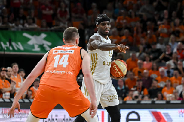 跨越国界与 跨越国界与